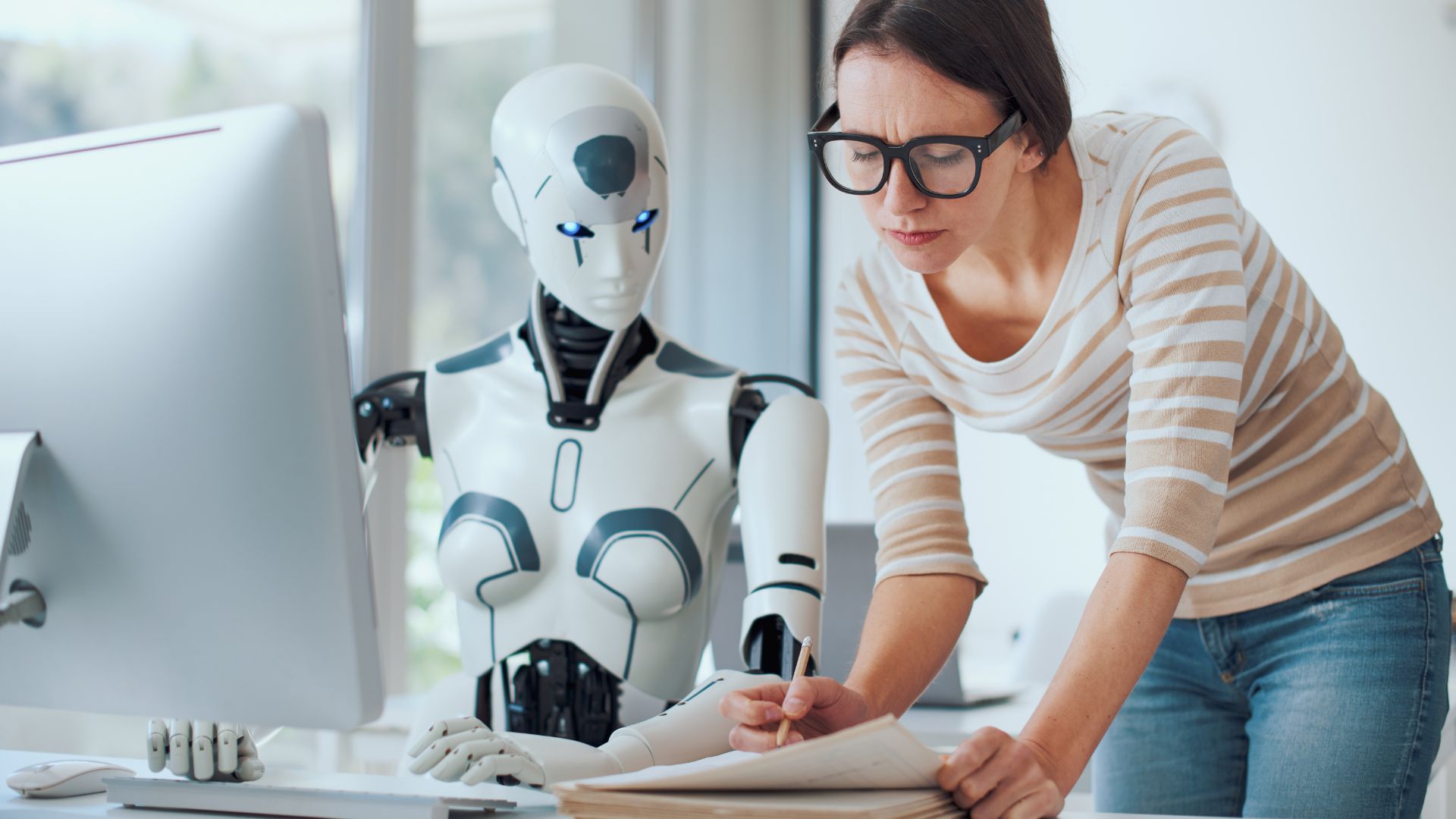 AI and human working together – hybrid customer service model