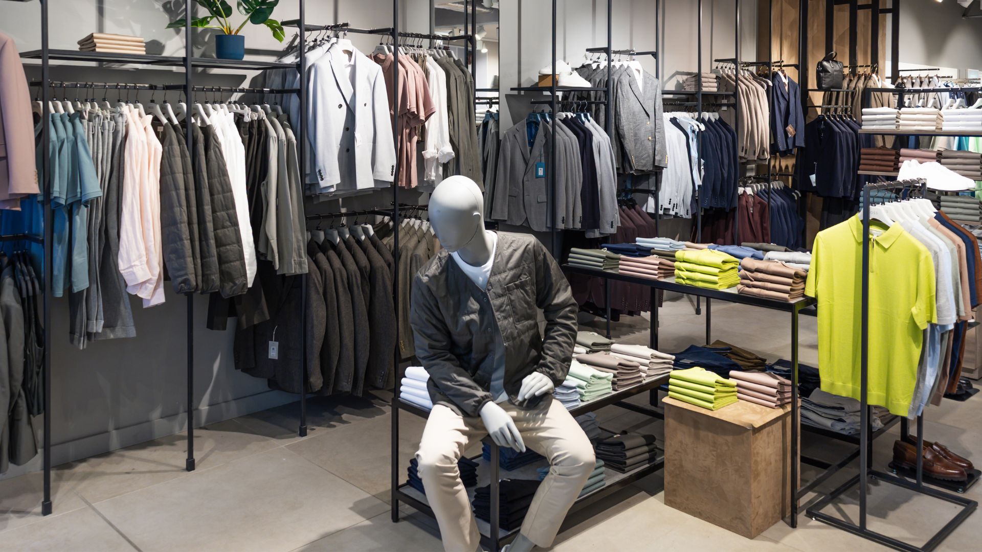 Boutique owner helping customer with AI assistance